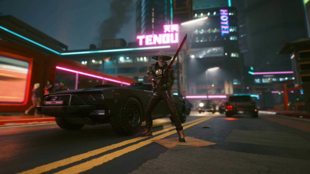 Cyberpunk 2077 Screenshot zeigt die lebhaften Straßen von Night City in welchen ein Mann mit gezücktem Katana steht.