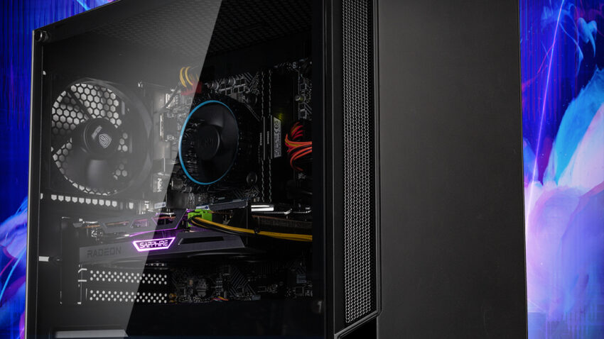 Der Value L Gaming PC unter 1000 Euro ist in einem schwarzen Tower-Gehäuse mit Seitenteil aus Hartglas untergebracht. Das Bild zeigt ihn von vorne links.