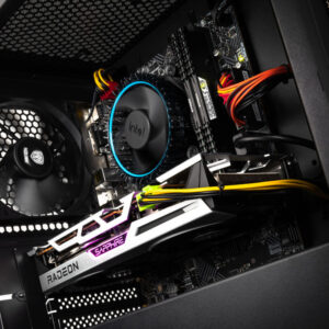 Der Value L Gaming PC unter 1000 Euro ist in einem schwarzen Tower-Gehäuse mit Seitenteil aus Hartglas untergebracht. Das Bild zeigt den PC von vorne links, aber ohne Seitenwand mit Zentrierung auf die Grafikkarte.