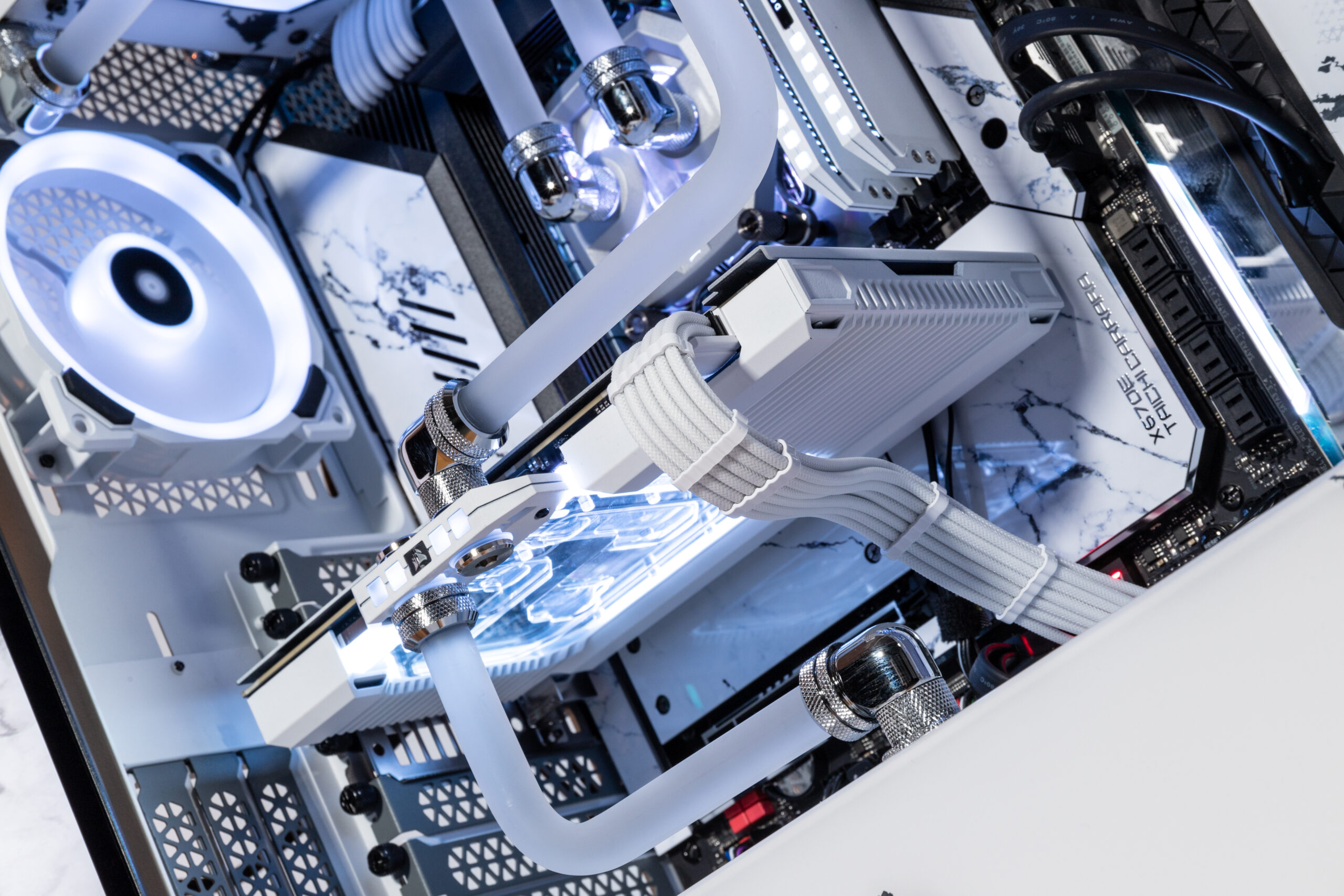gaming-pc-berlin-marble-weiss-innenansicht-3