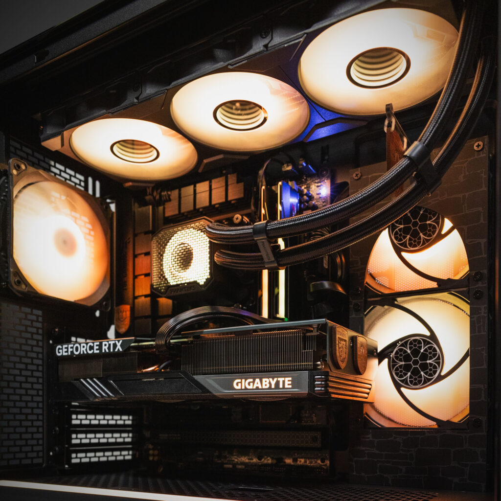 Amber Monastery Gaming PC Innen