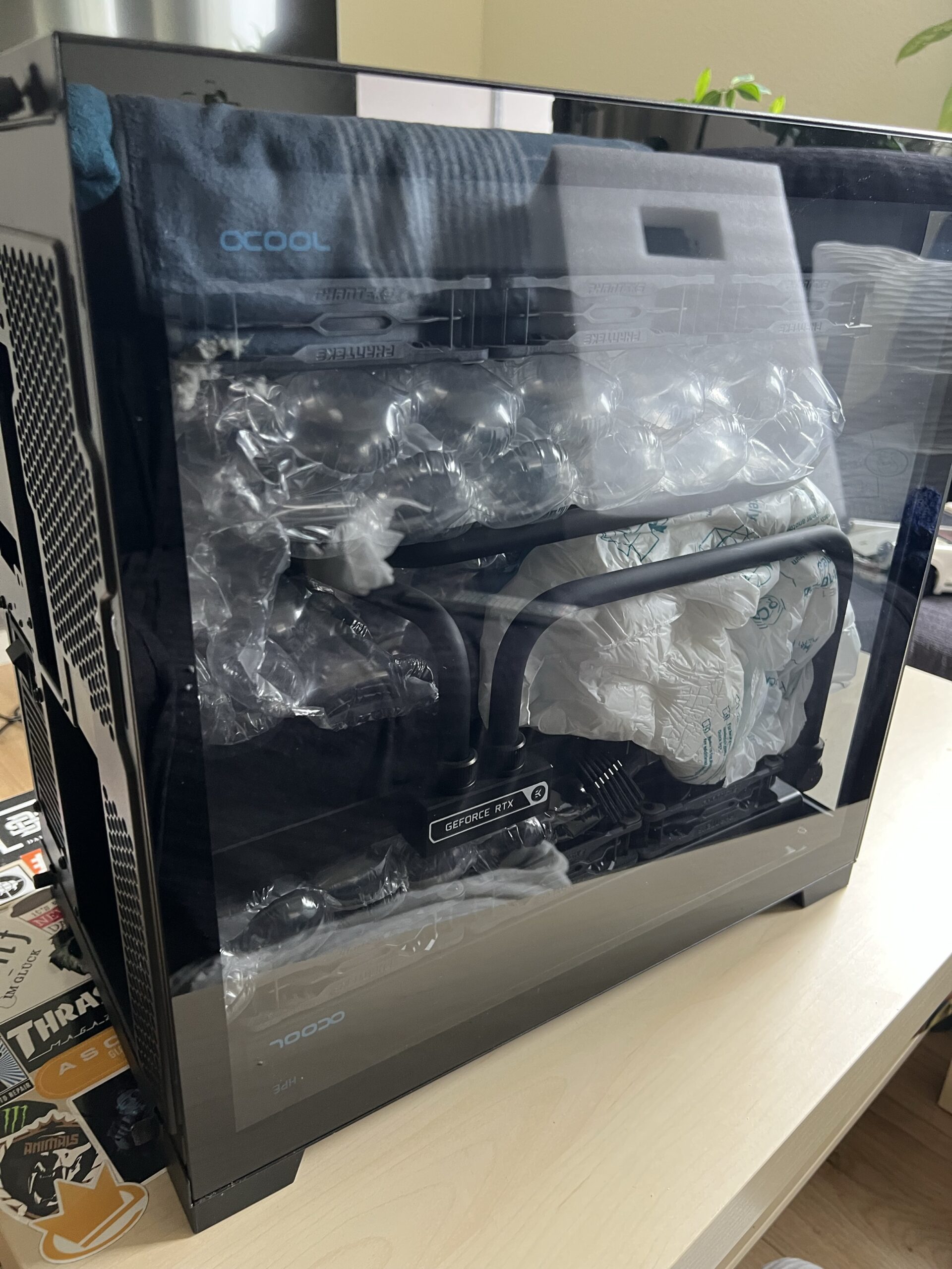 Gaming-PC mit Polsterung und geschlossenem Side-Panel