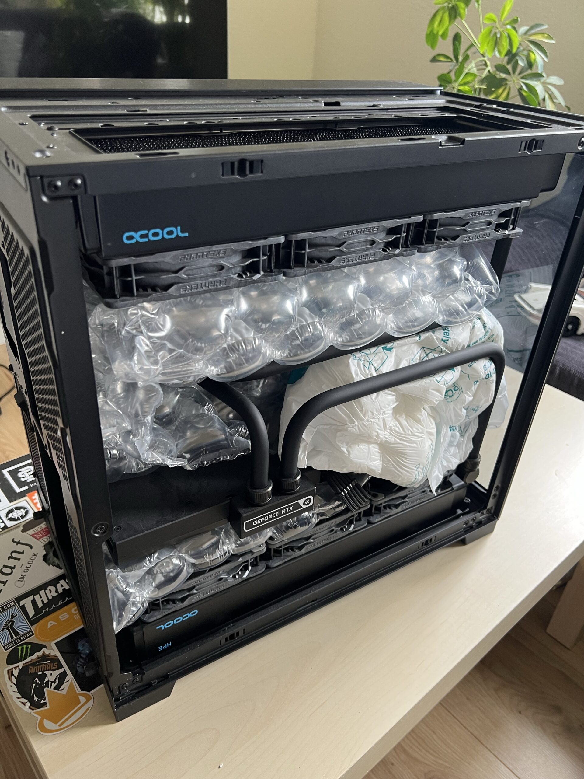 Ausgepolsterter Gaming-PC mit Wasserkühlung