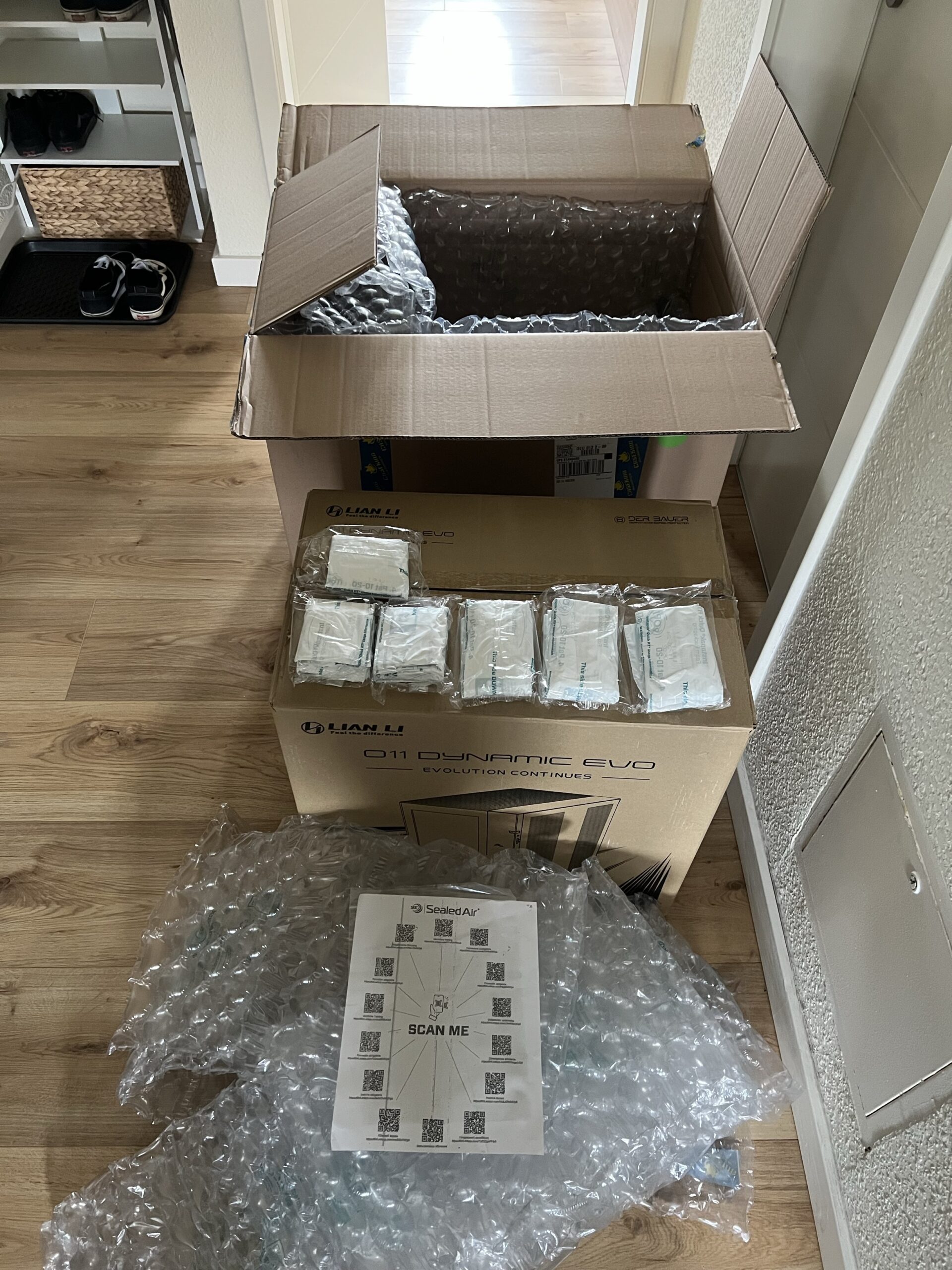 Verpackungsinhalte für Versand zur Wasserkühglungswartung.