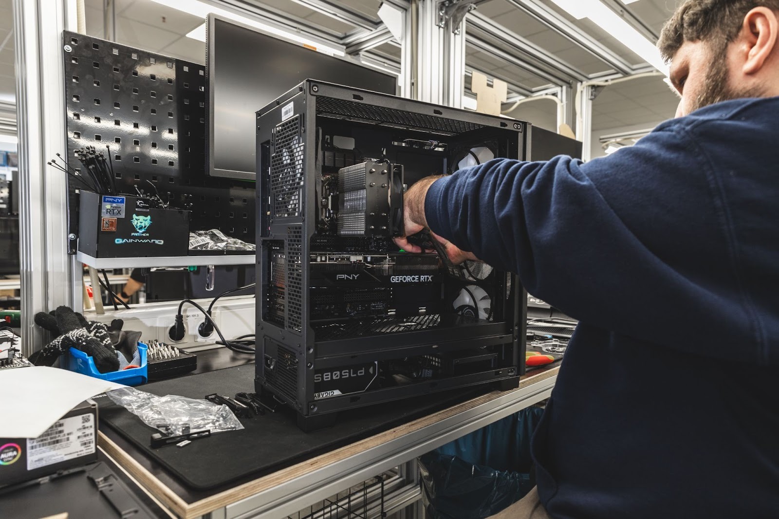 Bild vom Bau eines PCs bei Caseking