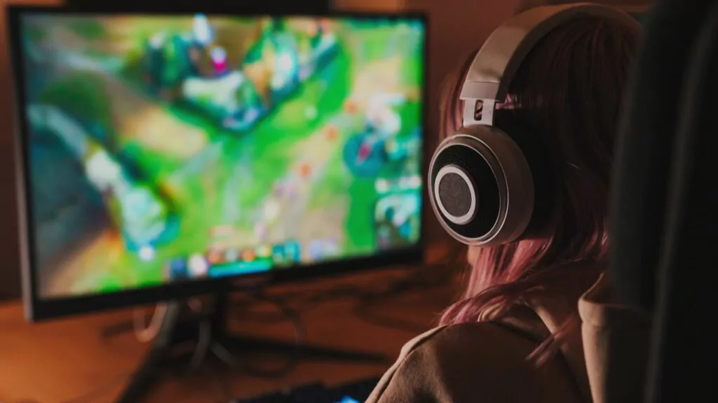 Gaming monitor setup mit game im hintergrund