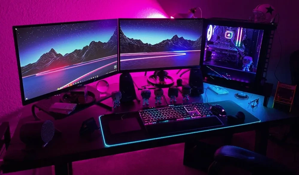 Gaming-Setup mit RGB-Beleuchtung und zwei Monitoren