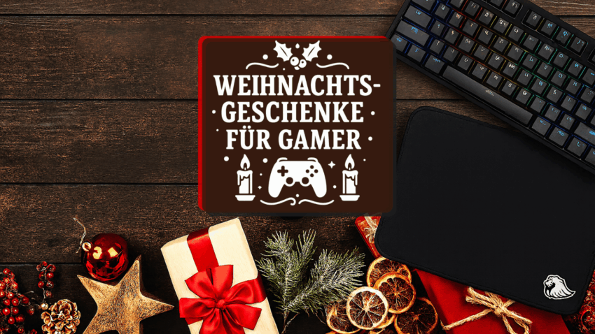 Holztisch mit Tastatur, Maus und Mauspad sowie Geschenken.