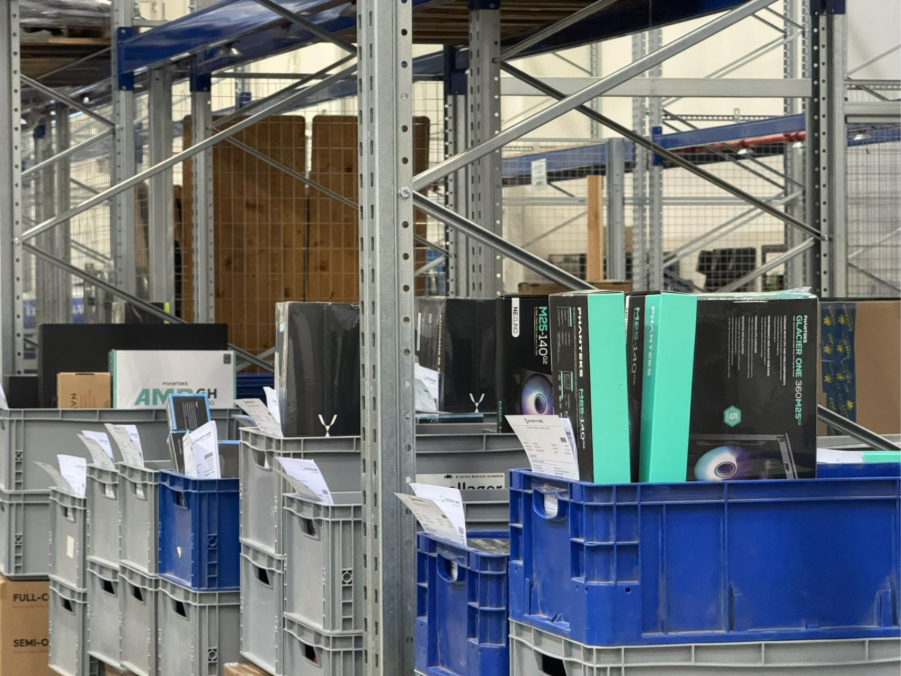 Gesammelte Komponenten im Lager