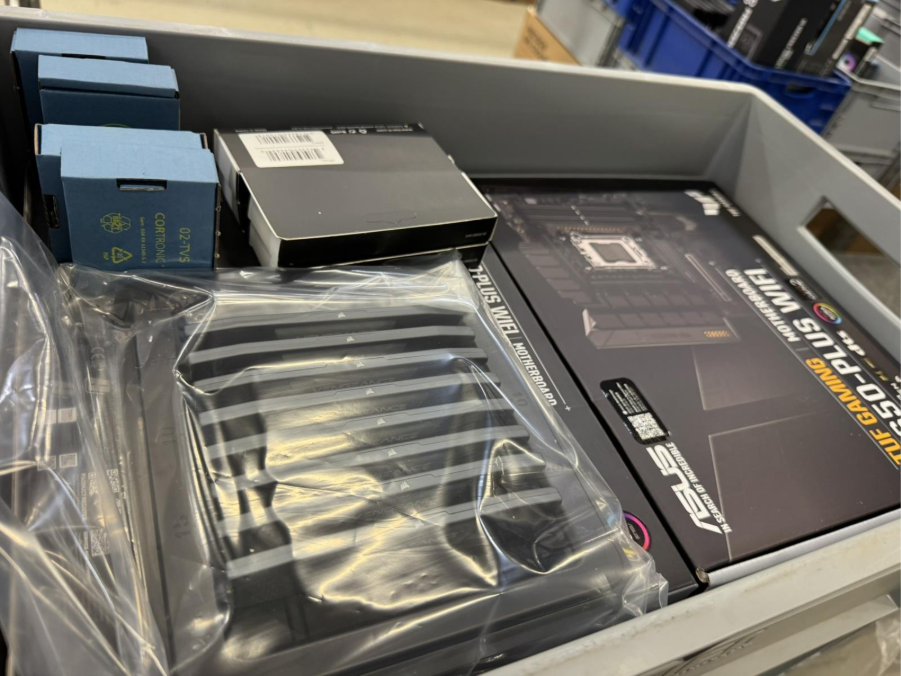 diverse PC-Komponenten (Mainboard, RAM, CPU)
