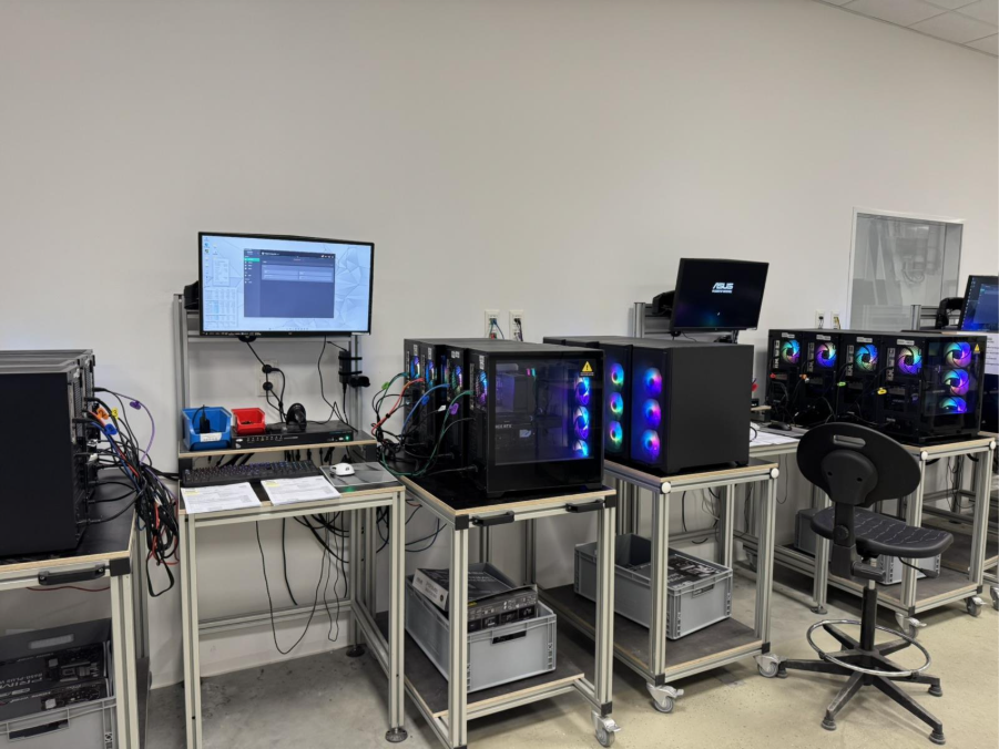 zwei Testbenches mit jeweils acht Gaming-Pcs angeschlossen
