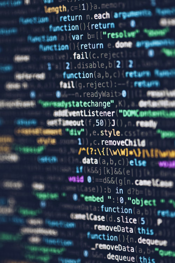 Nahaufnahme von Programmcode auf einem Monitor als Symbolbild für Malware und kompromittierte Software.