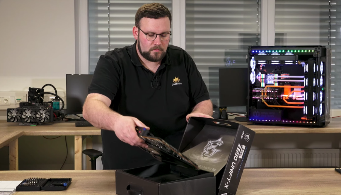 Boris packt ein Mainboard aus