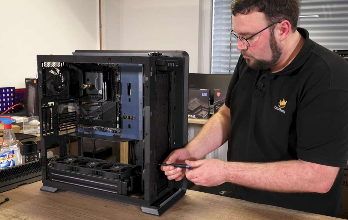 Boris baut einen schwarzen PC