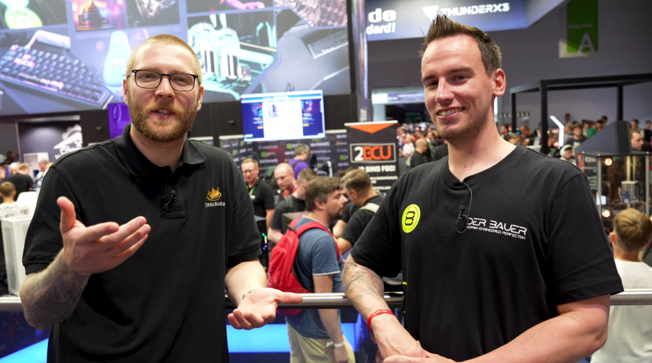 Messebild mit Roman und Marcel vor Messteständen auf der Gamescom