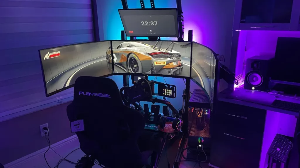 Simracing-Setup mit Triple-Screen-Monitoren und Racing-Sitz