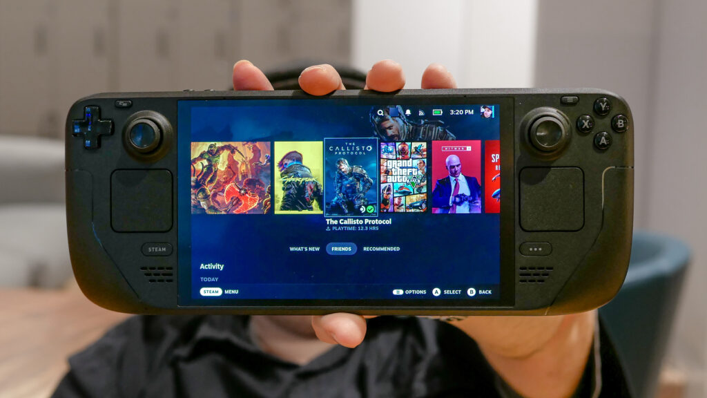 Bild von einem Steam Deck das in einer Hand gehalten wird