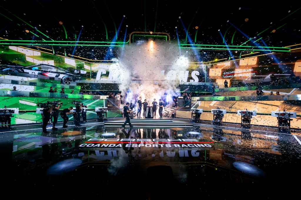 Bühne eines Simracing-E-Sport-Events mit Konfetti und Lichtshow