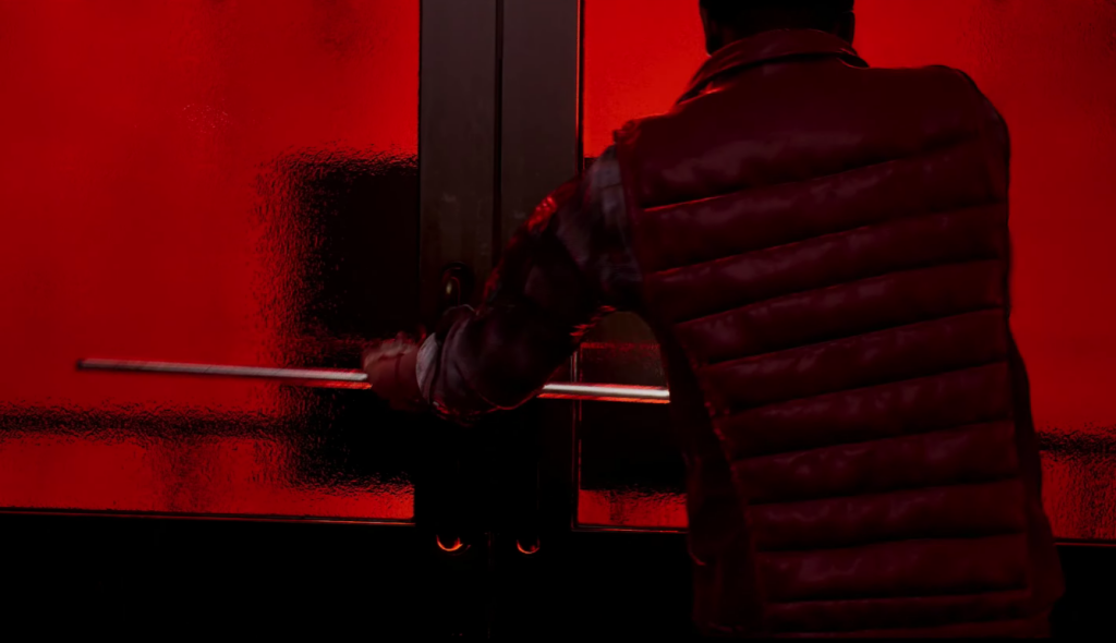 Silent Hill: Townfall Szene während des Gameplays. Zwei Türen mit roter Beleuchtung und einem Protagonisten.