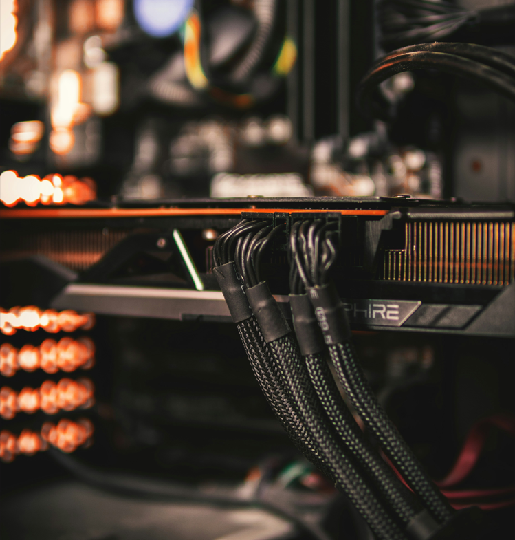Innenraum eines PCs mit Detailansicht auf Grafikkarte