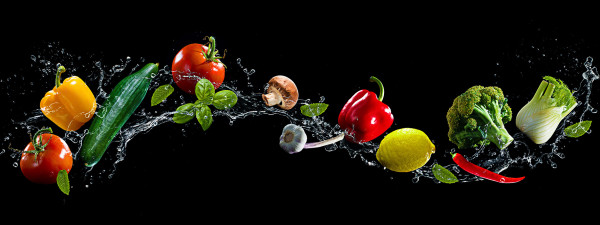 Glasbild FLYING VEGETABLES in mehrfarbig aus Glas